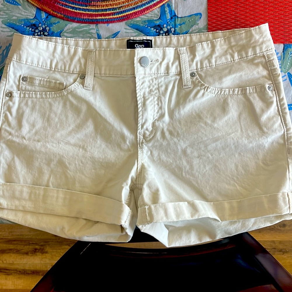 Mid rise The gap shorts beige size 8. Cuffed hem. Good condition.